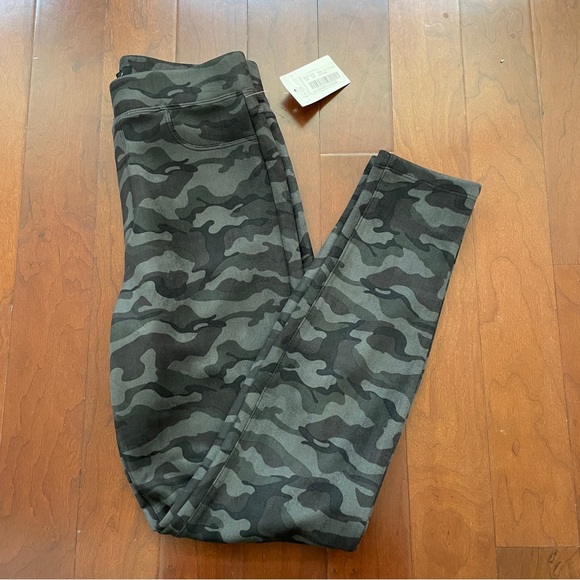 NWT Sanctuary Runway Ponte Leggings with Pockets in Forest Camo in XS - Picture 2 of 5